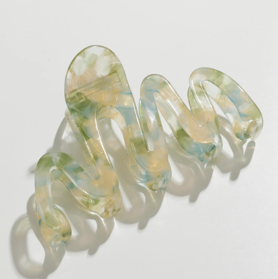 Willow Spring Wave Claw Clip
